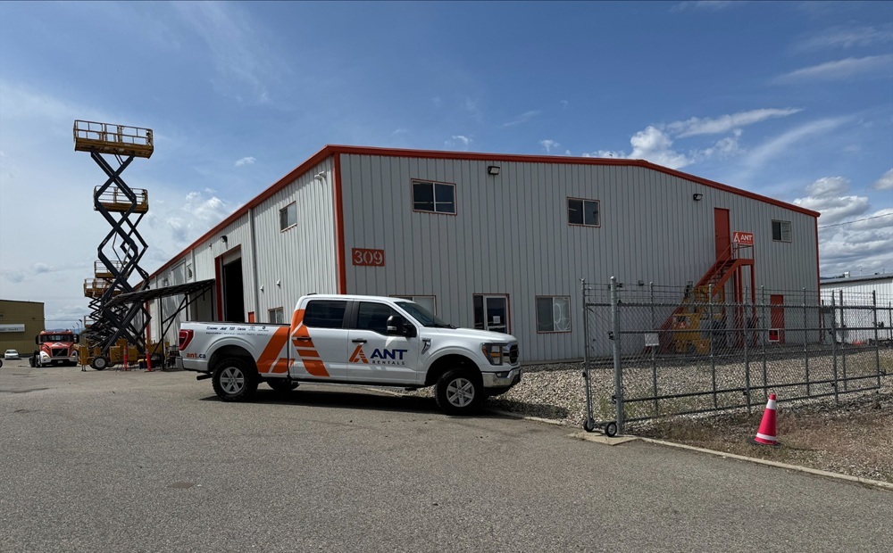 kelowna yard}}